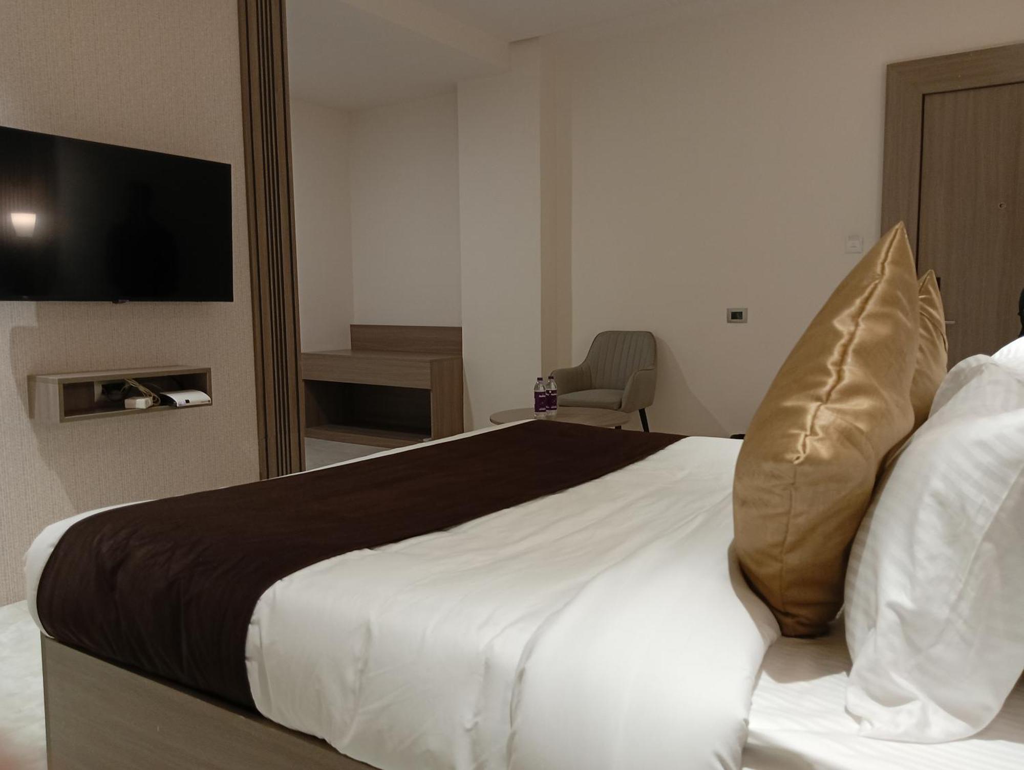 Bk Castles Hotel จาบัลปูร์ ภายนอก รูปภาพ